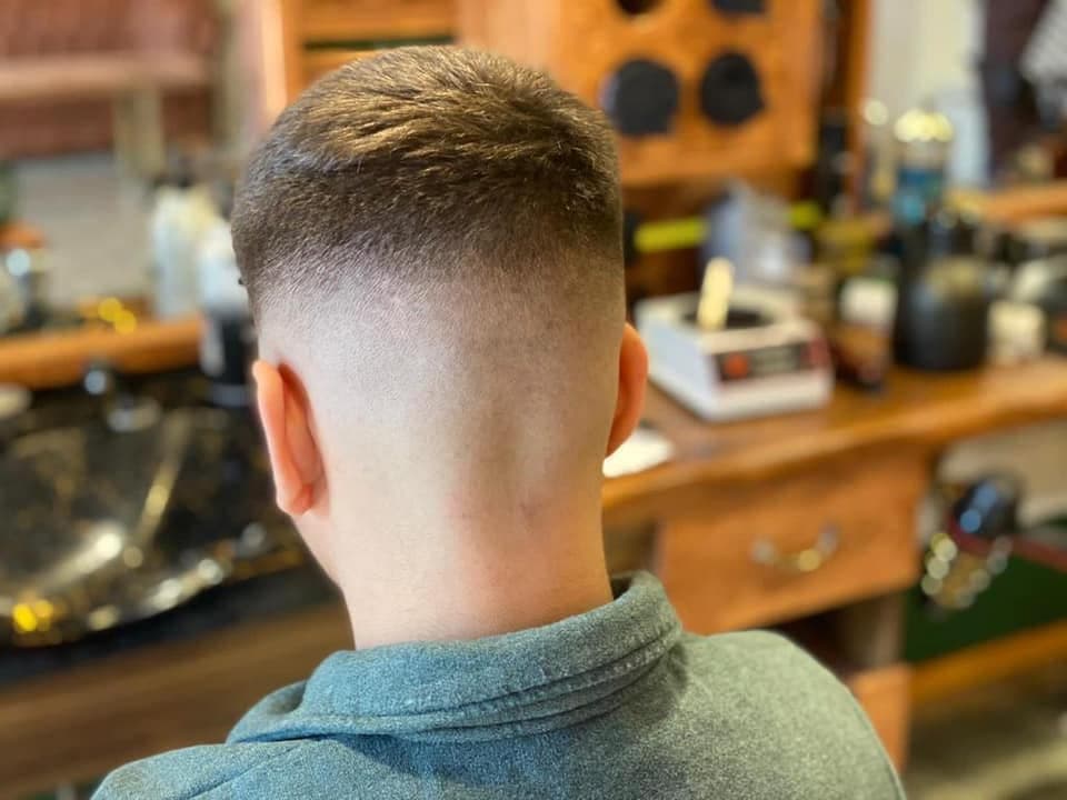 Herrenhaarschnitt mit sauberem Fade von der Seite
