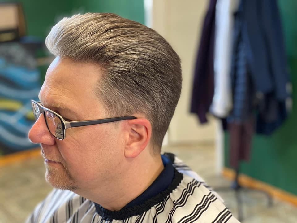 Klassischer Herrenhaarschnitt mit sauberer Seitenkontur