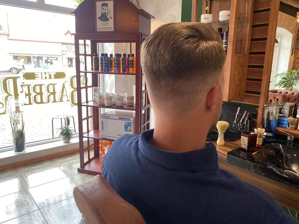 Moderner Herrenhaarschnitt im Salon