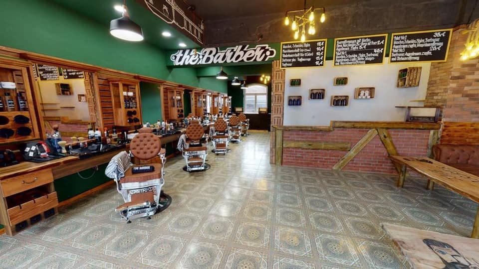 Innenraum von The Barber Rendsburg mit Friseurstühlen