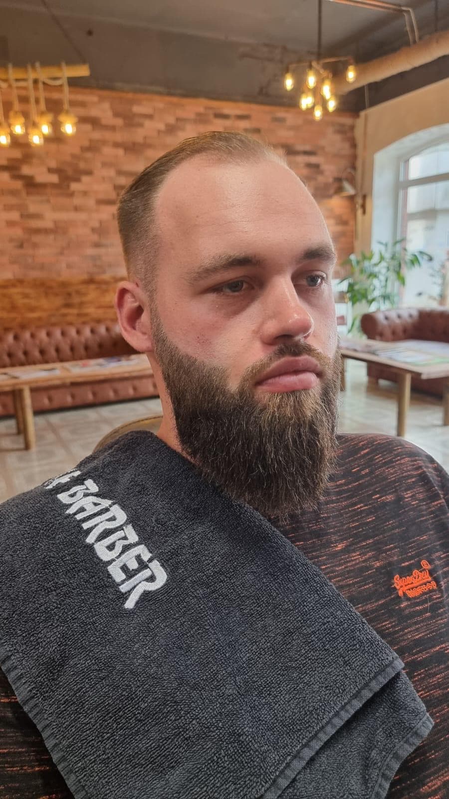 Frontalansicht nach dem Bart- und Haarschnitt