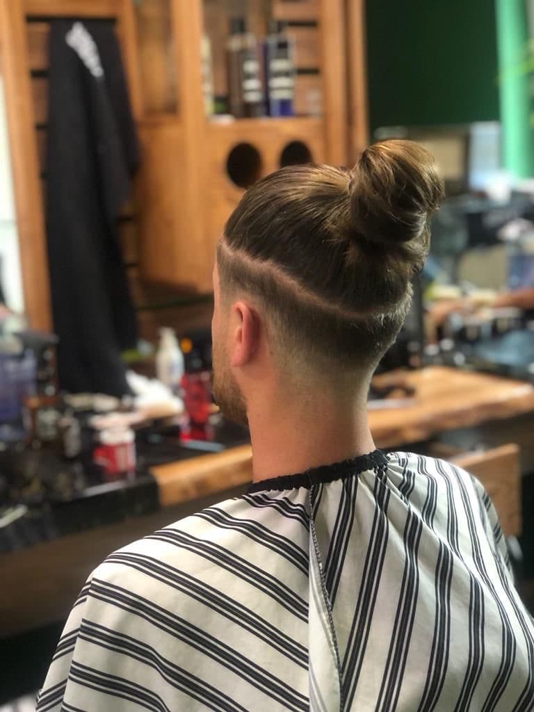 Undercut mit Bun und sauberer Kontur im Nacken