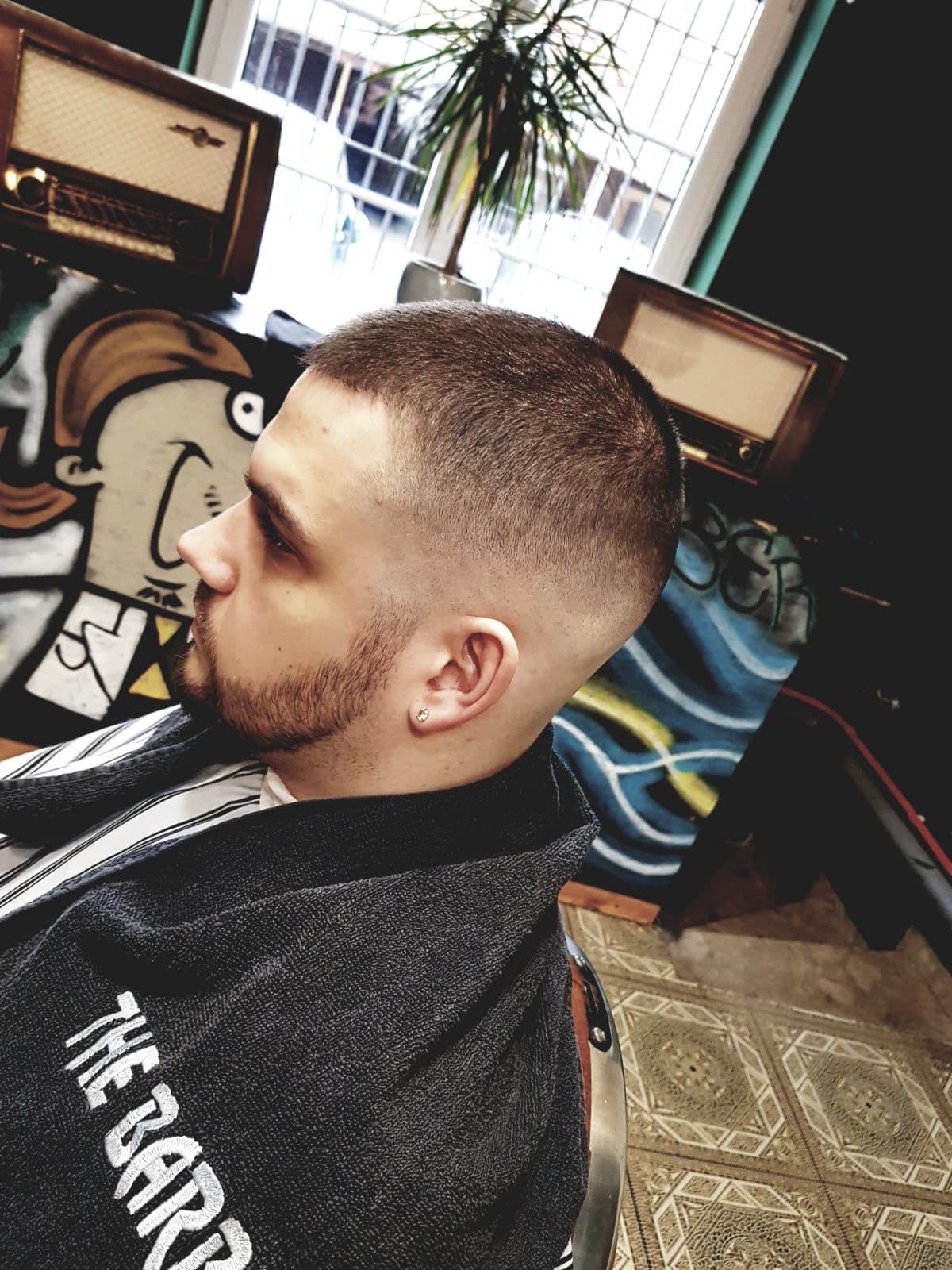 Frischer Fade-Haarschnitt von der Seite