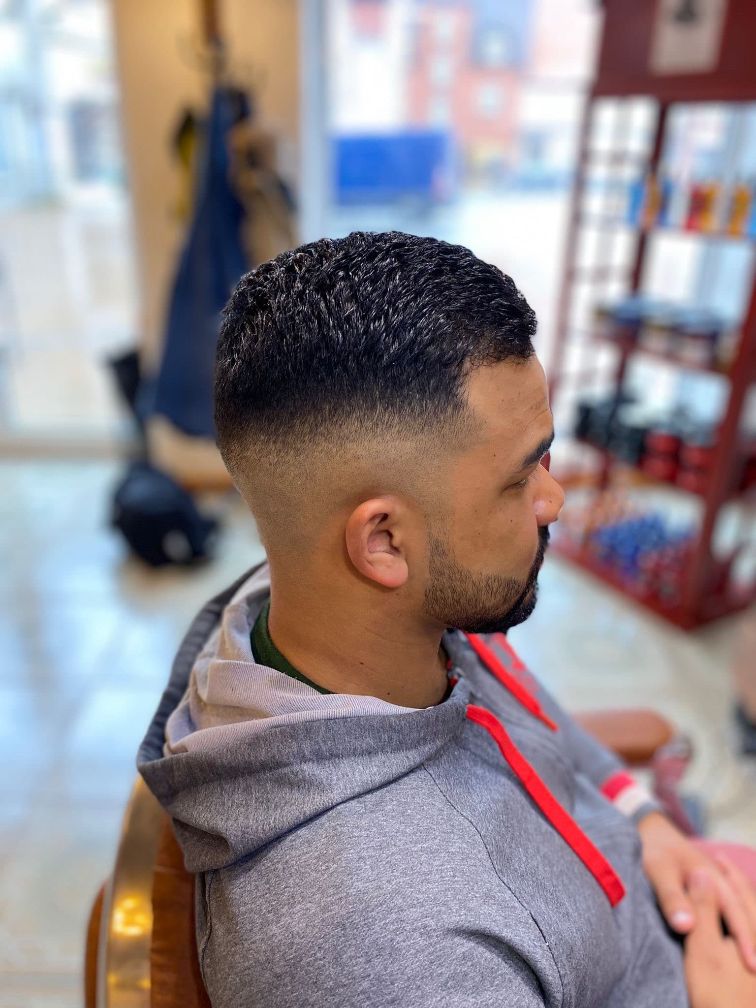 Skin Fade mit sauberer Bartkontur von der Seite