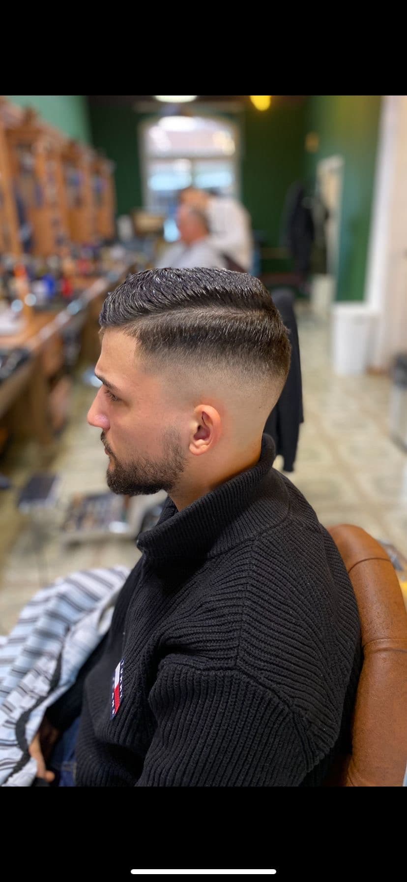 Herrenhaarschnitt mit Fade und Seitenscheitel